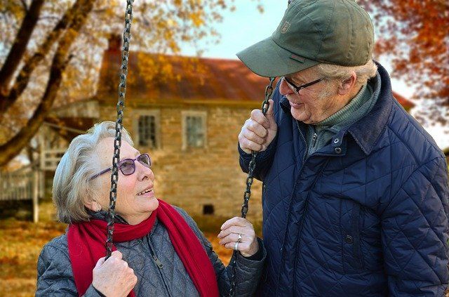 ¿Qué equipos necesito para cuidar a un anciano enfermo en casa?